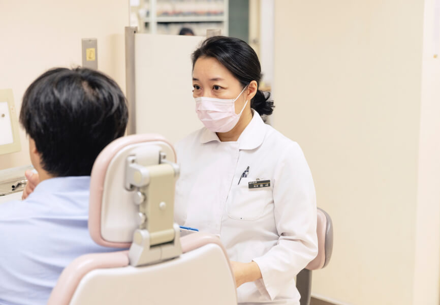 診察しているスタッフの様子