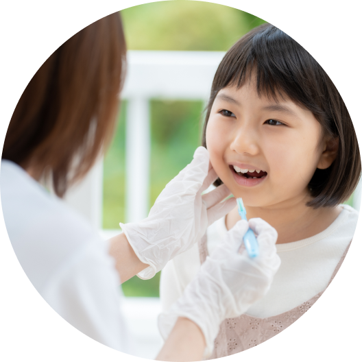 定期検診を受ける子ども
